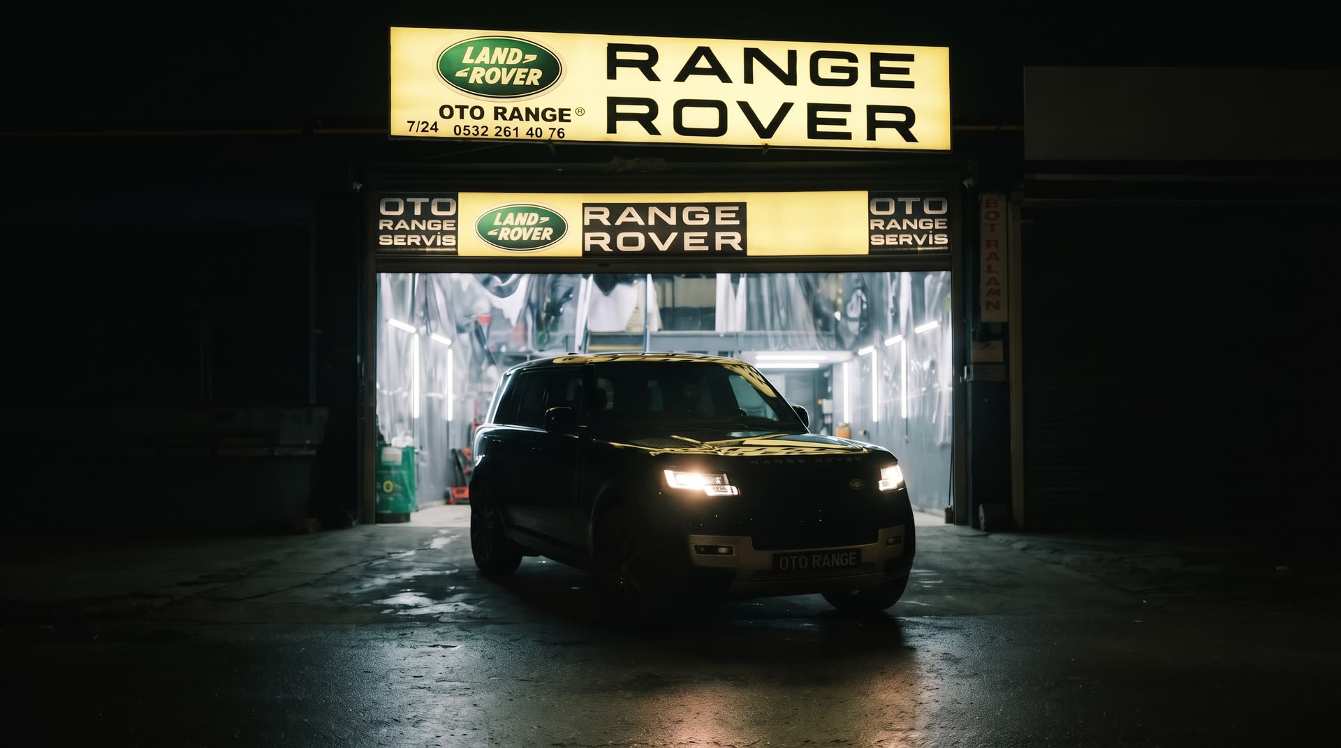Gece, Oto Range atölyesinin önünde farları yanan siyah bir Range Rover; tabelada 7/24 ve 0532 261 40 76 yazıyor